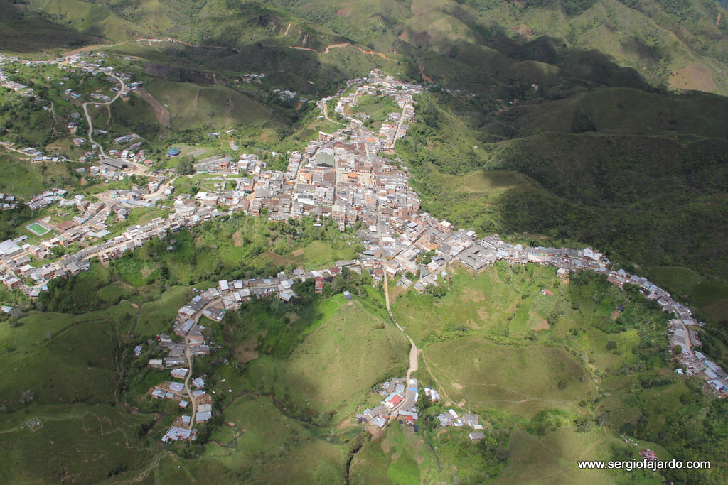 Vista aérea del casco urbano de Anorí, Antioquia